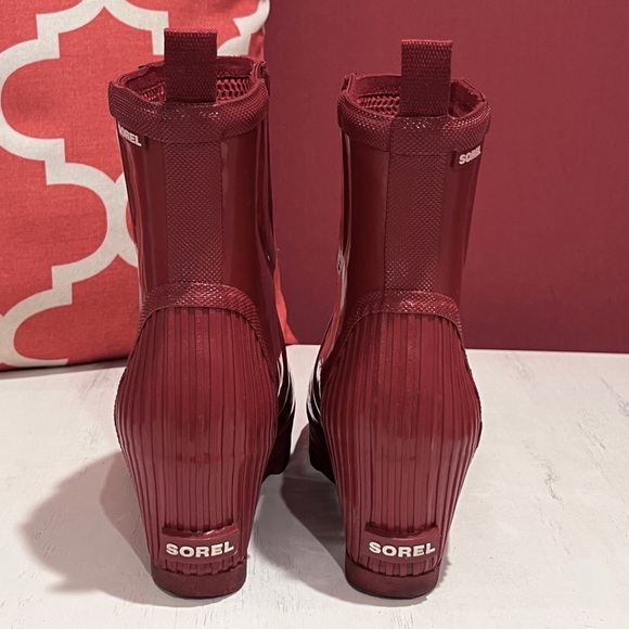 Sorel Women's Raisin Magenta Glossy Wedge Rain Boots - Picture 3 of 9